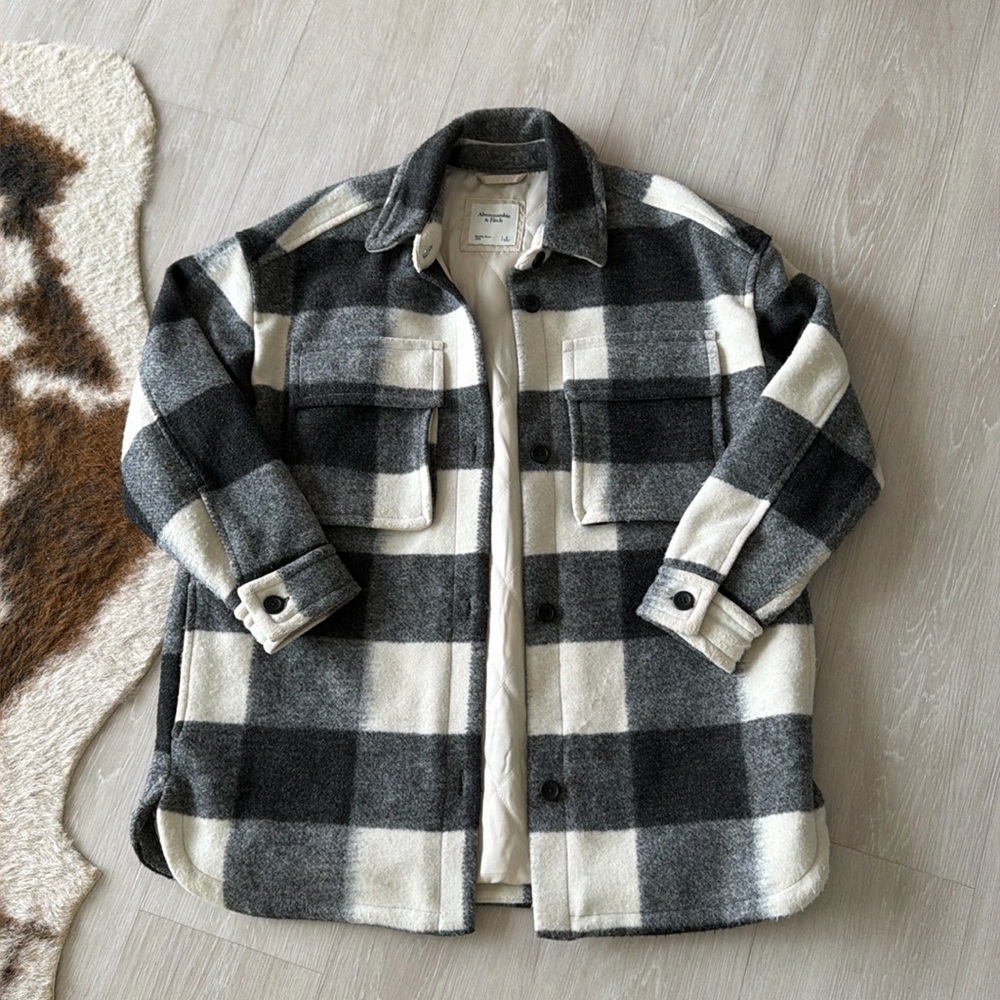 New Abercrombie plaid oversized quilted coat. Oversized size small